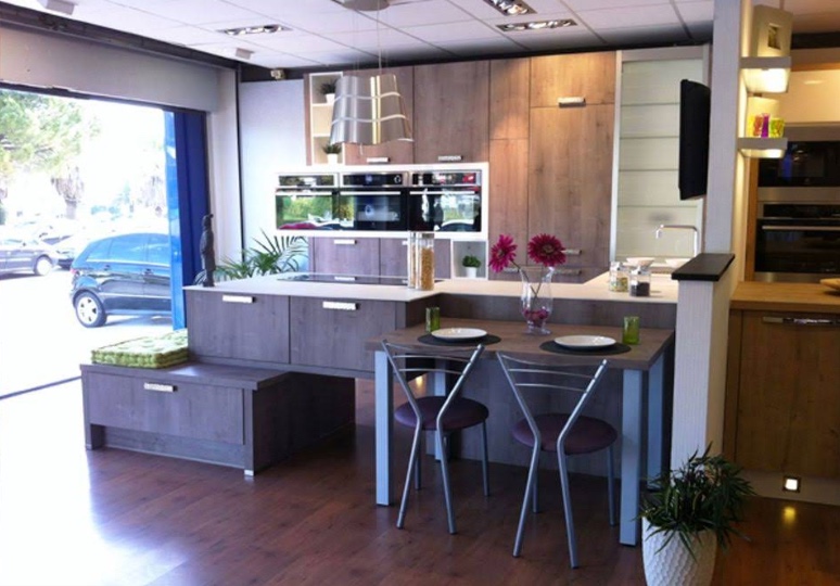 Cuisine bois avec coin repas et électroménager intégré