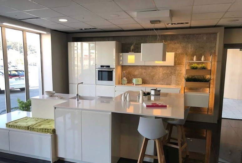 Cuisine blanche brillante avec îlot central