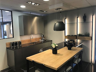 Cuisine grise contemporaine avec table en bois