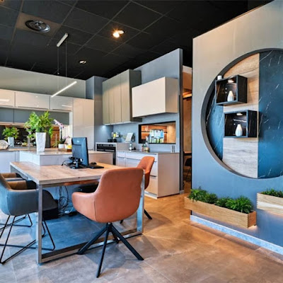 Cuisine design avec arche bleue et table conviviale