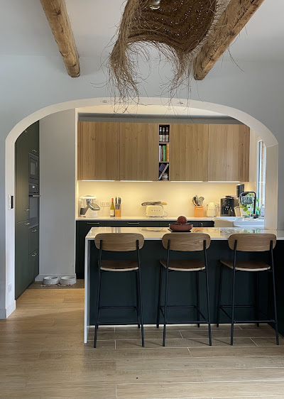 Cuisine bois sous arche avec îlot vert sapin